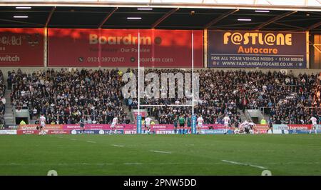 Saint Helens, Merseyside, Inghilterra 20th aprile 2023. Warrington Wolves tifosi nello stand Foto Stock