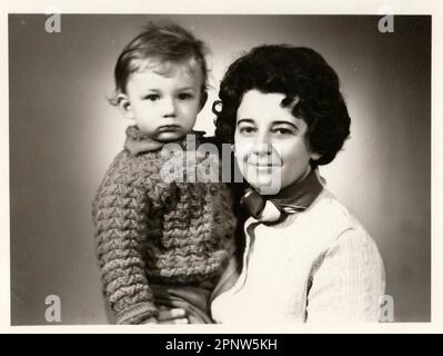 BRNO, REPUBBLICA CECOSLOVACCA, CIRCA 1972: Foto vintage di una giovane donna e del suo bambino piccolo. La foto ritratto è stata scattata in uno studio fotografico, intorno al 1970. Foto Stock