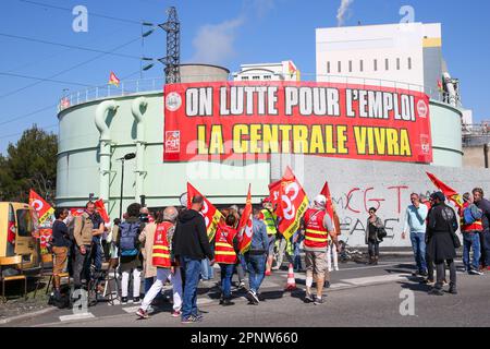 Gardanne, Francia. 20th Apr, 2023. Arrivo dei sostenitori del sindacato CGT durante il rally alla centrale termica di Gardanne. Il nuovo segretario generale del CGT, Sophie Binet, ha tenuto una conferenza stampa circondata da rappresentanti sindacali locali durante il suo primo viaggio a Gardanne, nel sud della Francia. Credit: SOPA Images Limited/Alamy Live News Foto Stock