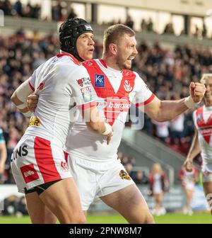 St Helens, Merseyside, Inghilterra 20th aprile 2023. St Helens Jonny Lomax celebra la sua prova durante il St Helens Rugby Football Club V Warrington Wolves Rugby Football Club, al Totally Wicked Stadium, nella Betfred Super League. (Credit Image: ©Cody Froggatt/Alamy Live news) Foto Stock