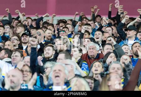 St Helens, Merseyside, Inghilterra 20th aprile 2023. I fan dei Warrington Wolves festeggiano la loro prima prova, durante il St Helens Rugby Football Club V Warrington Wolves Rugby Football Club, al Totally Wicked Stadium, nella Betfred Super League. (Credit Image: ©Cody Froggatt/Alamy Live news) Foto Stock