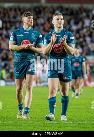 St Helens, Merseyside, Inghilterra 20th aprile 2023. I giocatori di Warrington attaccano i fan a tempo pieno, durante il St Helens Rugby Football Club V Warrington Wolves Rugby Football Club, al Totally Wicked Stadium, nella Betfred Super League. (Credit Image: ©Cody Froggatt/Alamy Live news) Foto Stock