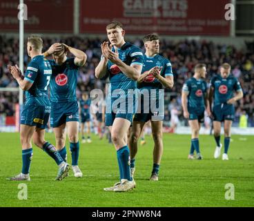 St Helens, Merseyside, Inghilterra 20th aprile 2023. I giocatori di Warrington attaccano i fan a tempo pieno, durante il St Helens Rugby Football Club V Warrington Wolves Rugby Football Club, al Totally Wicked Stadium, nella Betfred Super League. (Credit Image: ©Cody Froggatt/Alamy Live news) Foto Stock