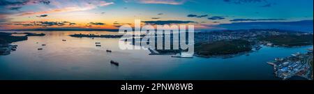 Tramonto panorama aereo della città di Vladivostok circondato dal Mare del Giappone, Estremo Oriente della Russia Foto Stock