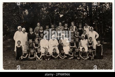 LA REPUBBLICA CECOSLOVACCA, CIRCA 1940s: Foto d'epoca mostra un gruppo di ragazzi e infermieri in natura. La foto è stata scattata in sanatorio, circa 1940s. Foto Stock
