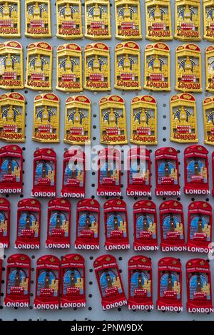 Londra, Regno Unito -18 aprile 2023, magneti souvenir frigorifero raffiguranti il Big ben e una cabina telefonica rossa Foto Stock