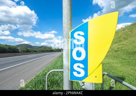 Itatiba-sp,brasile-aprile 19,2023 Telefono su autostrada utilizzato per le emergenze con il segnale universale di s.o.s. Foto Stock