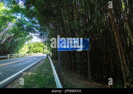 Itatiba-sp,brasile-aprile 19,2023 traduzione: ponte del fiume atibaia 'principale fornitore di acqua della regione di campinas sp. Foto Stock