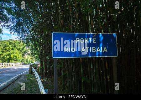 Itatiba-sp,brasile-aprile 19,2023 traduzione: ponte del fiume atibaia 'principale fornitore di acqua della regione di campinas sp. Foto Stock