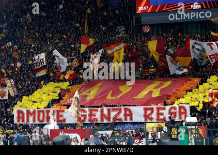 Roma, Italia. 20th Apr, 2023. MENTRE i tifosi di Roma attendono l'inizio della partita di calcio di seconda tappa della UEFA Europa League tra Roma e Feyenoord allo stadio olimpico di RomeÕs, il 20 aprile 2023. Roma ha sconfitto Feyenoord 4-1 (4-2 in totale) per unirsi alla partita semifinale. Credit: Riccardo De Luca - Update Images/Alamy Live News Foto Stock