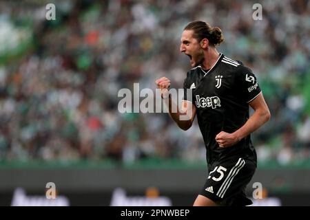 Lisbona, Portogallo. 20th Apr, 2023. ADRIEN RABIOT della Juventus festeggia dopo aver segnato un gol durante la seconda tappa della finale della UEFA Europa League tra Sporting CP e Juventus FC allo stadio Alvalade. (Credit Image: © Pedro Fiuza/ZUMA Press Wire) SOLO PER USO EDITORIALE! Non per USO commerciale! Foto Stock