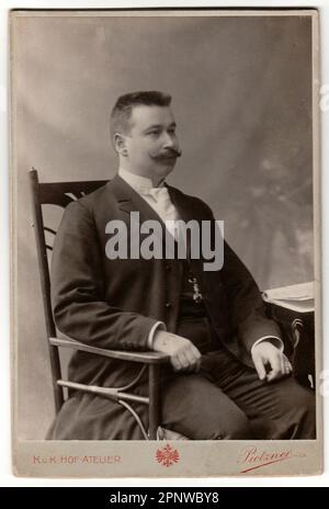 TEPLICE, LA REPUBBLICA CECOSLOVACCA - INTORNO agli anni '1930: La foto d'epoca mostra l'uomo con i baffi seduto sulla sedia. La vecchia immagine in bianco e nero mostra un uomo adulto wi Foto Stock