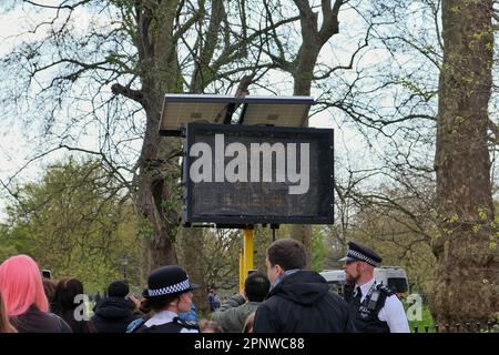 Londra, Regno Unito. 20th aprile 2023. Un segnale che avverte le persone che entrano nella zona che la cannabis è ancora illegale nel Regno Unito. Un numero enorme di amanti della cannabis si sono riuniti ad Hyde Park per l'evento annuale del 4/20, per fumare le articolazioni - per protestare e celebrare la droga di Classe B, che molti consumatori dicono debba essere depenalizzata. L'evento è giunto a una brusca fine dopo un periodo di pioggia persistente. Credit: Undicesima ora di Fotografia/Alamy Live News Foto Stock