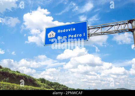 Itatiba-sp,brasile-aprile 19,2023 traduzione: dom pedro 1 targa autostradale che indica la dom pedro 1 autostrada uno dei più imponenti autostrade del re Foto Stock