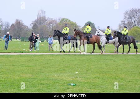 Londra, Regno Unito. 20th aprile 2023. Cavalli di polizia in pattuglia. Un numero enorme di amanti della cannabis si sono riuniti ad Hyde Park per l'evento annuale del 4/20, per fumare le articolazioni - per protestare e celebrare la droga di Classe B, che molti consumatori dicono debba essere depenalizzata. L'evento è giunto a una brusca fine dopo un periodo di pioggia persistente. Credit: Undicesima ora di Fotografia/Alamy Live News Foto Stock