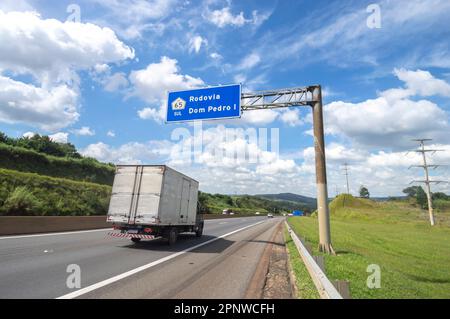 Itatiba-sp,brasile-aprile 19,2023 traduzione: dom pedro 1 targa autostradale che indica la dom pedro 1 autostrada uno dei più imponenti autostrade del re Foto Stock