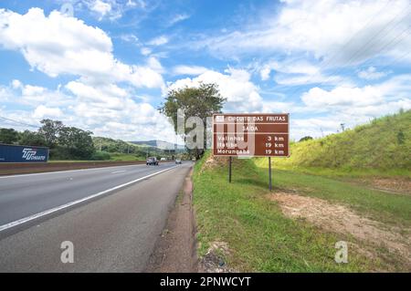 Itatiba-sp,brasile-aprile 19,2023 traduzione: Circuito di frutti, uscita ' piatto indicante le città di Itatiba sp Valinhos sp e morungaba sp. Foto Stock