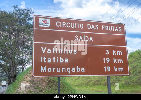 Itatiba-sp,brasile-aprile 19,2023 traduzione: Circuito di frutti, uscita ' piatto indicante le città di Itatiba sp Valinhos sp e morungaba sp. Foto Stock