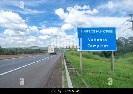 Itatiba-sp,brasile-aprile 19,2023 traduzione: Limite della targa comunale che indica il confine tra le città di Campinas sp e valinhos sp Foto Stock