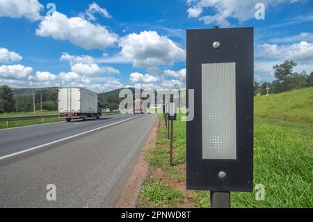 Itatiba-sp,brasile-aprile 19,2023 riflettore luce su strada utilizzato per mantenere i conducenti tenendo la luce di segnalazione e di riflessione durante la notte. Foto Stock