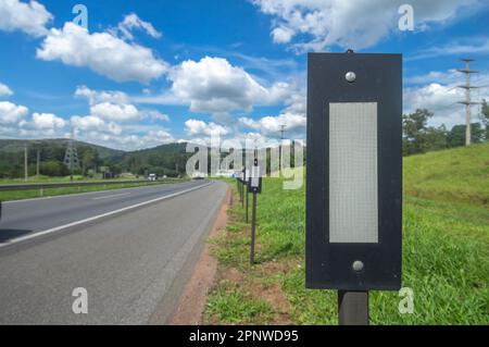 Itatiba-sp,brasile-aprile 19,2023 riflettore luce su strada utilizzato per mantenere i conducenti tenendo la luce di segnalazione e di riflessione durante la notte. Foto Stock