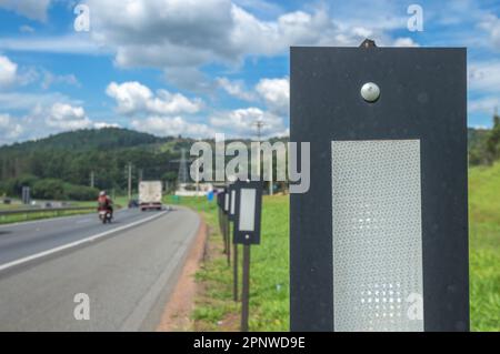 Itatiba-sp,brasile-aprile 19,2023 riflettore luce su strada utilizzato per mantenere i conducenti tenendo la luce di segnalazione e di riflessione durante la notte. Foto Stock