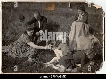 La foto d'epoca mostra la famiglia sul prato. Foto Stock