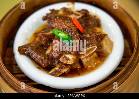 Un delizioso dim sum in stile cantonese per il te' mattutino, costolette di manzo al vapore con pepe nero Foto Stock