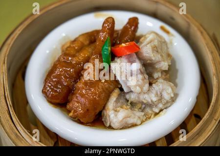 Un delizioso tè mattutino cantonese dim sum, piedi di pollo al vapore e costolette Foto Stock