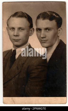 REPUBBLICA SOCIALISTA CECOSLOVACCA - CIRCA 1950s: Ritratto di studio d'epoca mostra giovani uomini. Un'antica foto in bianco e nero Foto Stock
