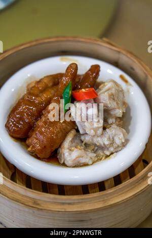 Un delizioso tè mattutino cantonese dim sum, piedi di pollo al vapore e costolette Foto Stock