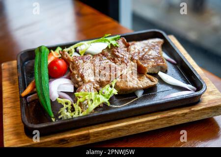 Una deliziosa bistecca ribeye in un ristorante occidentale Foto Stock