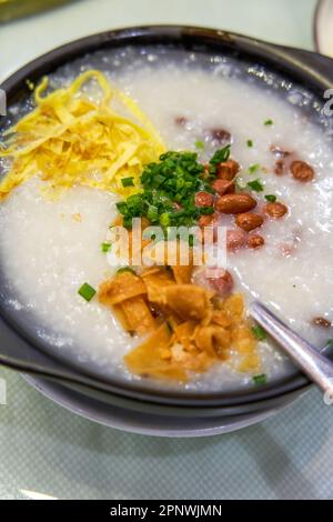 Un tradizionale e delizioso tè mattutino in stile cantonese, porridge in barca Foto Stock