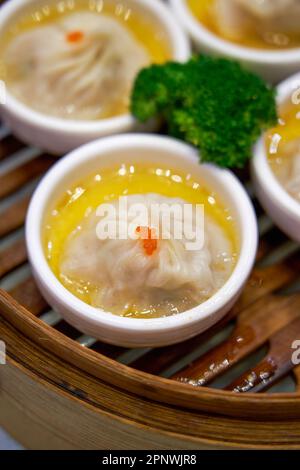 Un innovativo e delizioso spuntino mattutino con tè in stile cantonese, pieno di zuppe e gnocchi di gamberi Foto Stock