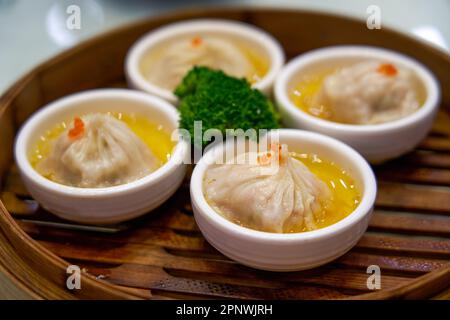 Un innovativo e delizioso spuntino mattutino con tè in stile cantonese, pieno di zuppe e gnocchi di gamberi Foto Stock