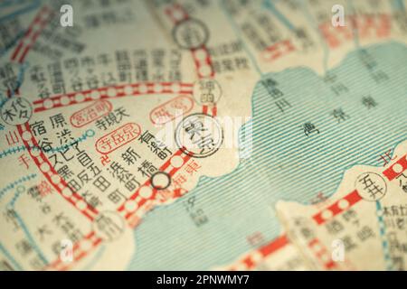 Posizione di Tokyo in giapponese Kanji, Giappone retro mappa prima della seconda guerra mondiale, mostrando la linea principale tokaido e yamanote sen ferrovia Foto Stock