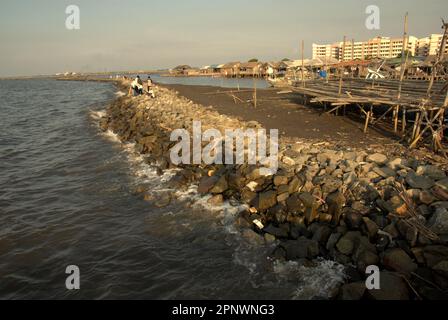 La costa di Giacarta si trova nel villaggio costiero di Marunda, una delle spiagge pubbliche molto limitate disponibili a Giacarta, e si trova a Cilincing, a nord di Giacarta, Jakarta, Indonesia. Foto Stock