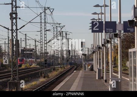 Immagine di un treno della Deutsche Bahn, della S-Bahn di Koln, che passa dalla stazione ferroviaria di Troisdorf Bahnhof. La S-Bahn di Colonia è una rete di S-Bahn Foto Stock