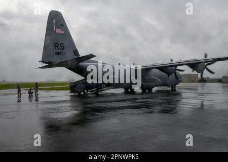 STATI UNITI I militari con l'Ala 435th Air Ground Operations eseguono una procedura di scarico del motore in funzione su un aeromobile da carico C-130J Super Hercules assegnato allo Squadrone Airlift 37th durante l'esercizio Agile Bison presso la base aerea di Chièvres, Belgio, 9 marzo 2023. La capacità del 435th Contingency Response Group di mobilitare e proteggere le risorse del Dipartimento della Difesa è una componente vitale nell'implementazione di iniziative in linea con la strategia di difesa nazionale. (STATI UNITI Foto dell'esercito di Pierre-Etienne Courtejoie) Foto Stock