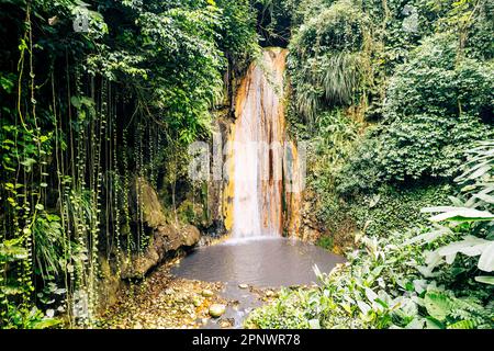 Diamond Falls a St. Giardino botanico dei diamanti di Lucia a Soufriere. Foto Stock