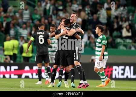 Lisbona, Portogallo. 20th Apr, 2023. Federico Gatti (Front R), Alex Sandro (Front C) e Manuel Locatelli della Juventus (Front L) festeggiano la vittoria al termine della seconda tappa della finale della UEFA Europa League tra Sporting CP e Juventus FC allo stadio Alvalade di Lisbona, Portogallo, il 20 aprile 2023. Credit: Pedro Fiuza/Xinhua/Alamy Live News Foto Stock