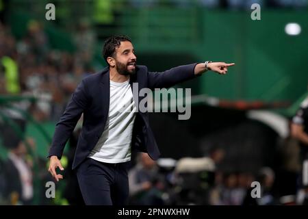 Lisbona, Portogallo. 20th Apr, 2023. L'allenatore principale di Sporting CP, Ruben Amorim, si mette in movimento durante la seconda tappa della finale della UEFA Europa League tra Sporting CP e Juventus FC allo stadio Alvalade di Lisbona, Portogallo, il 20 aprile 2023. Credit: Pedro Fiuza/Xinhua/Alamy Live News Foto Stock