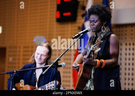 Brdo PRI Kranju, Slovenia. 20th Apr, 2023. La cantante e cantautrice ghanese Wiyaala si esibisce in occasione dell'apertura della Conferenza Internazionale dell'Africa Day. La 12th Conferenza Internazionale Africa Day intitolata sicurezza climatica - sfide globali, azioni locali termina venerdì 21 aprile. (Foto di Luka Dakskobler/SOPA Images/Sipa USA) Credit: Sipa USA/Alamy Live News Foto Stock