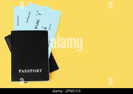 Passaporti neri, carta d'imbarco dei voli, biglietti aerei, concetto di viaggio in aereo, check-in dei passeggeri, controllo doganale, attraversamento delle frontiere, ferie estive Foto Stock