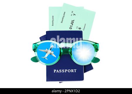 Passaporti blu, carta d'imbarco, biglietti aerei, occhiali da sole, aereo volante, sole, cielo blu, sfondo bianco isolato, vacanze estive, vacanza, aereo Foto Stock