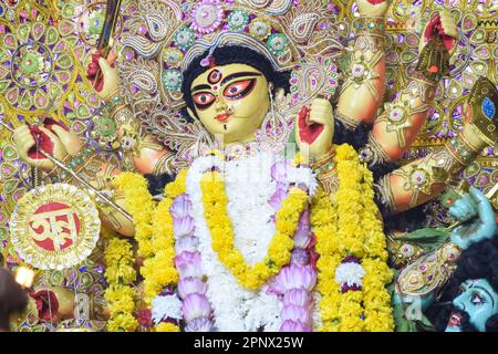 La dea Durga con un aspetto tradizionale in vista ravvicinata a un sud Kolkata Durga Puja, Durga Puja Idol, Un più grande festival indù Navratri in India Foto Stock