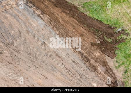 spianatura del terreno in cantiere. sfondo della costruzione. vista dall'alto dell'antenna. Foto Stock