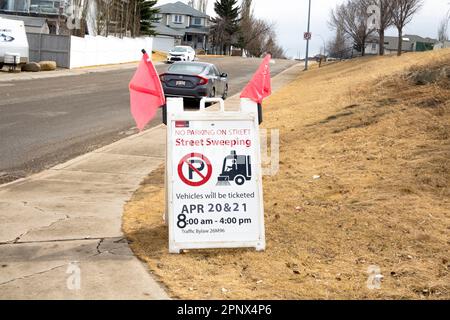 Calgary, Alberta, Canada. Apr 20, 2023. Un cartello con il testo: NO PARCHEGGIO SU STRADA, Street SweepingVehicles sarà Ticketed Apr 20 e 21 8:00:4 - 18:00 Foto Stock