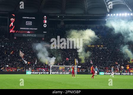 Roma, Italia. 20th Apr, 2023. Roma - VAR Check durante la partita tra AS Roma e Feyenoord allo Stadio Olimpico il 20 aprile 2023 a Roma. Credit: Foto box-to-box/Alamy Live News Foto Stock