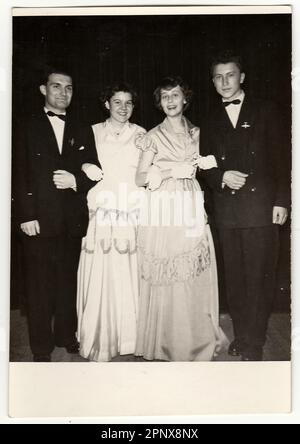 La foto vintage mostra due coppie di ballerini. Antica foto in bianco e nero. Foto Stock